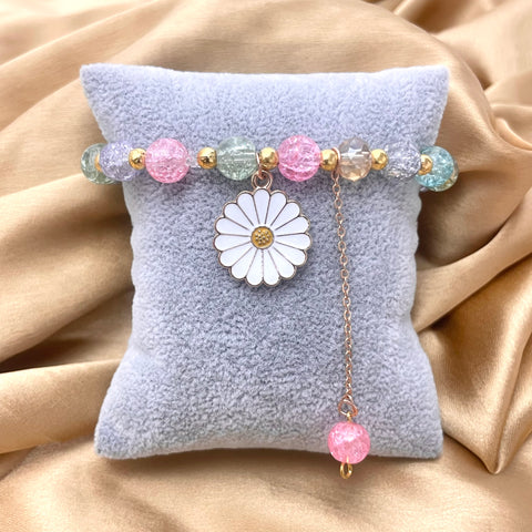 Stretchable Cute White Daisy Charm Glass Beads Bracelet Perfect For Dailywear